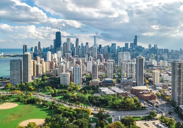 chicago-skyline-aerial-view-above-lake-michigan-city-chicago-downtown-skyscrapers-cityscape-lincoln-park-chicago-129135923